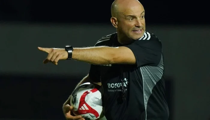 7 Tahun Tak Terkalahkan! Bernardo Tavares Dijamin Jaga Harga Diri Persebaya di Derbi Jawa Timur vs Arema FC