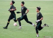 Andhika Ramadhani Siapkan Persebaya Tanpa Ernando Ari Hadapi Malut United di Kie Raha