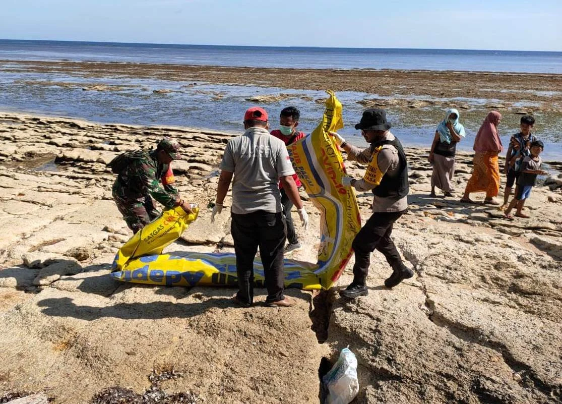 Benda Diduga Torpedo Panjang 2 Meter Ditemukan di Pantai Pulau Kangean, Sumenep: Polisi Amankan Lokasi