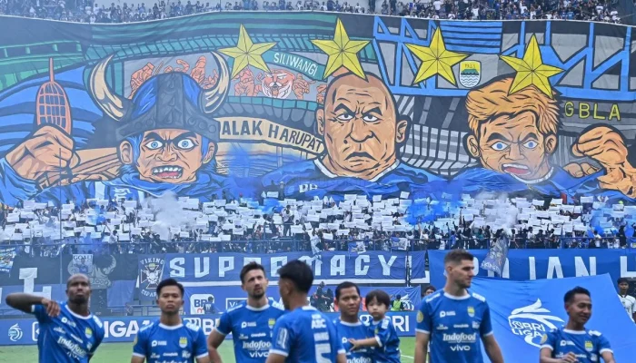 Bobotoh Bentangkan Banner Sindir Dedi Mulyadi: “Shut Up KDM” Menggema di GBLA