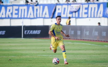 Bojan Hodak Bongkar Alasan Pasang Fitrah Maulana di Laga Persib vs Arema: Strategi U‑23 dan Tekanan Poin