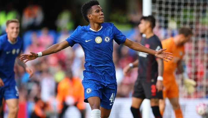 Chelsea Terpuruk, Estêvão Willian Meneteskan Air Mata Usai Cedera Hamstring di Laga Manchester United