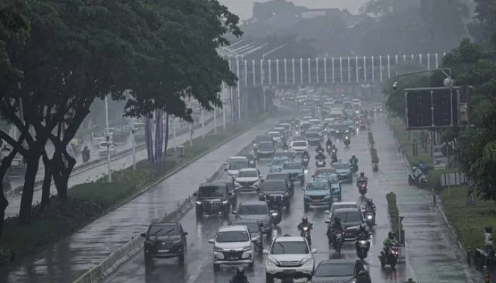 Cuaca Jakarta Hari Ini: Berawan Sepanjang Pagi, Waspada Hujan Lebat di Siang-Malam