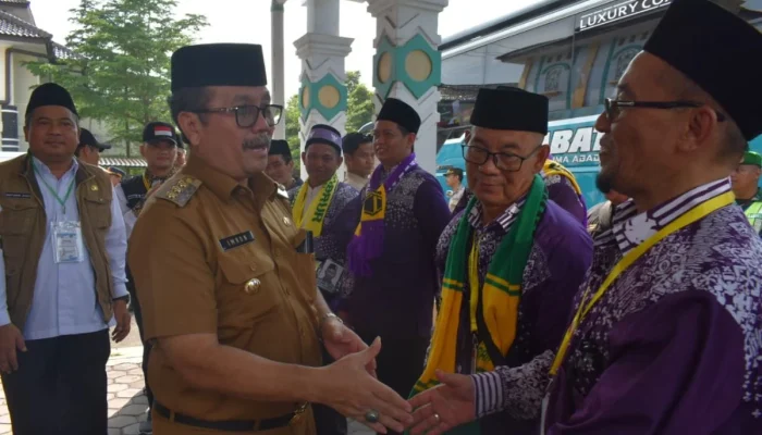 Dari Cirebon ke Tanah Suci: Kisah Ili Menunaikan Haji Usai Sisihkan Hasil Jualan Es Setiap Hari
