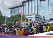 Demo di Kantor Gubernur Kaltim: Wartawan Dilarang Masuk, Rudy Mas'ud Hadapi Massa dengan Data