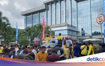 Demo di Kantor Gubernur Kaltim: Wartawan Dilarang Masuk, Rudy Mas'ud Hadapi Massa dengan Data