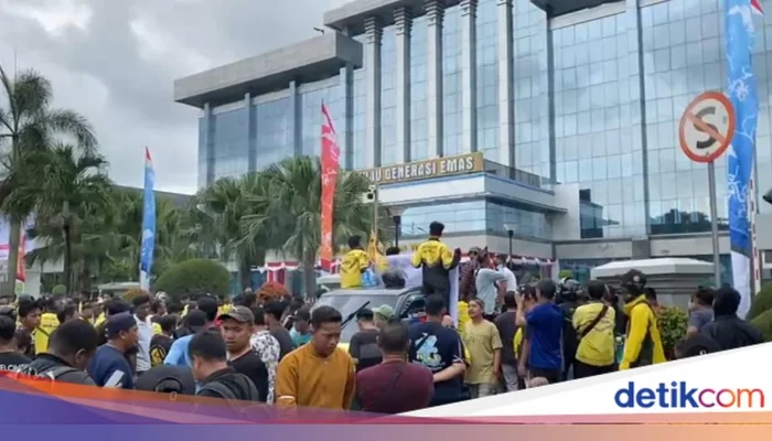 Demo di Kantor Gubernur Kaltim: Wartawan Dilarang Masuk, Rudy Mas’ud Hadapi Massa dengan Data