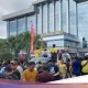 Demo di Kantor Gubernur Kaltim: Wartawan Dilarang Masuk, Rudy Mas’ud Hadapi Massa dengan Data
