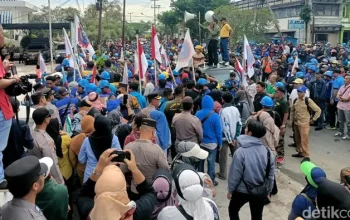 Demo Kaltim 21 April: Massa Ratusan Ribu Guncang Samarinda, Gubernur Rudy Mas'ud Dihujani Tuntutan Audit Anggaran