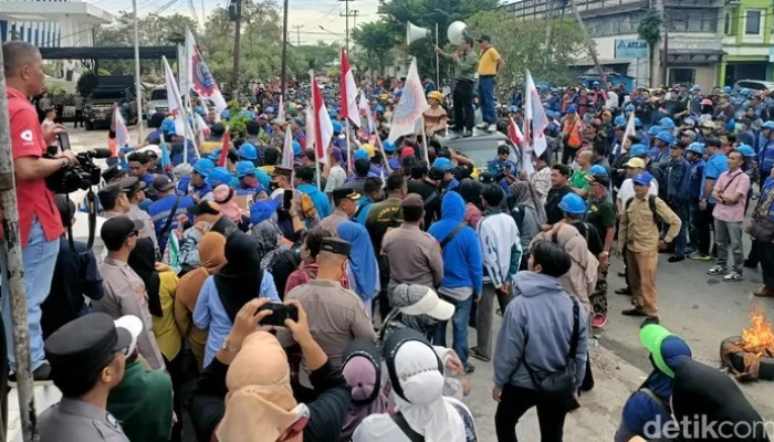 Demo Kaltim 21 April: Massa Ratusan Ribu Guncang Samarinda, Gubernur Rudy Mas’ud Dihujani Tuntutan Audit Anggaran