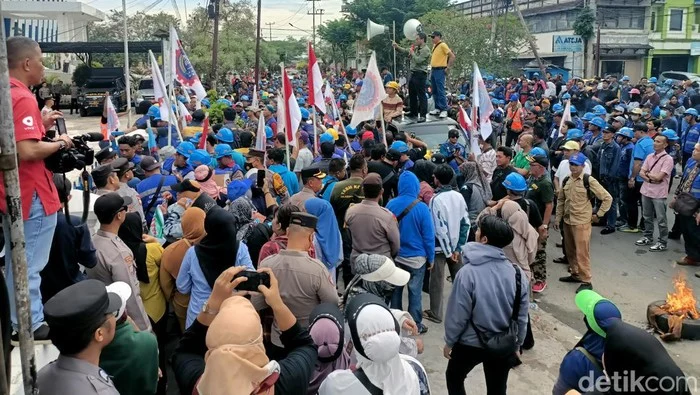 Demo Kaltim 21 April: Massa Ratusan Ribu Guncang Samarinda, Gubernur Rudy Mas'ud Dihujani Tuntutan Audit Anggaran