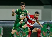 Derby Suramadu: Bruno Moreira Absen, Persebaya Gagal Kunci Tiga Poin di Gelora Bung Tomo