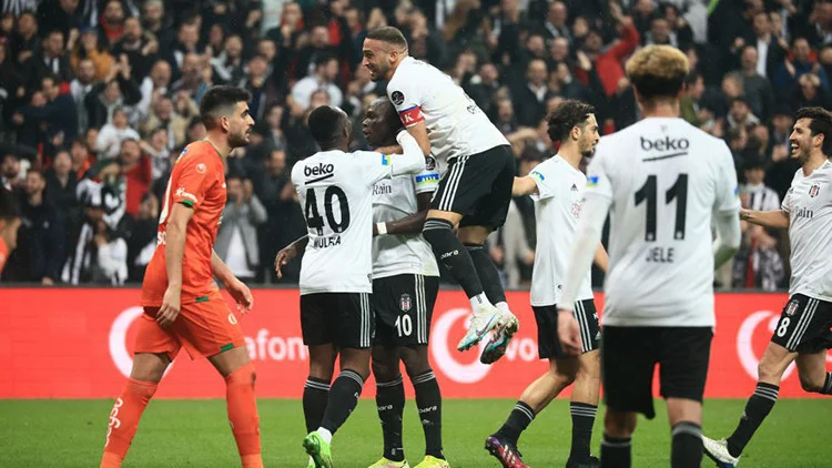 Drama Menegangkan Beşiktaş vs Alanyaspor: 3-0 Besar, Jesta Rashica & Kejutan Mini Fans