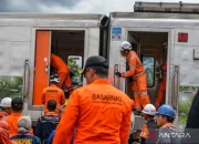 Evakuasi Kereta Bekasi Timur: Petugas Pakai Gergaji, Gerinda, dan Oksigen Selamatkan Korban
