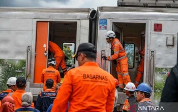 Evakuasi Kereta Bekasi Timur: Petugas Pakai Gergaji, Gerinda, dan Oksigen Selamatkan Korban