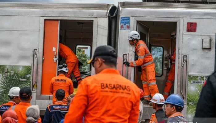 Evakuasi Kereta Bekasi Timur: Petugas Pakai Gergaji, Gerinda, dan Oksigen Selamatkan Korban