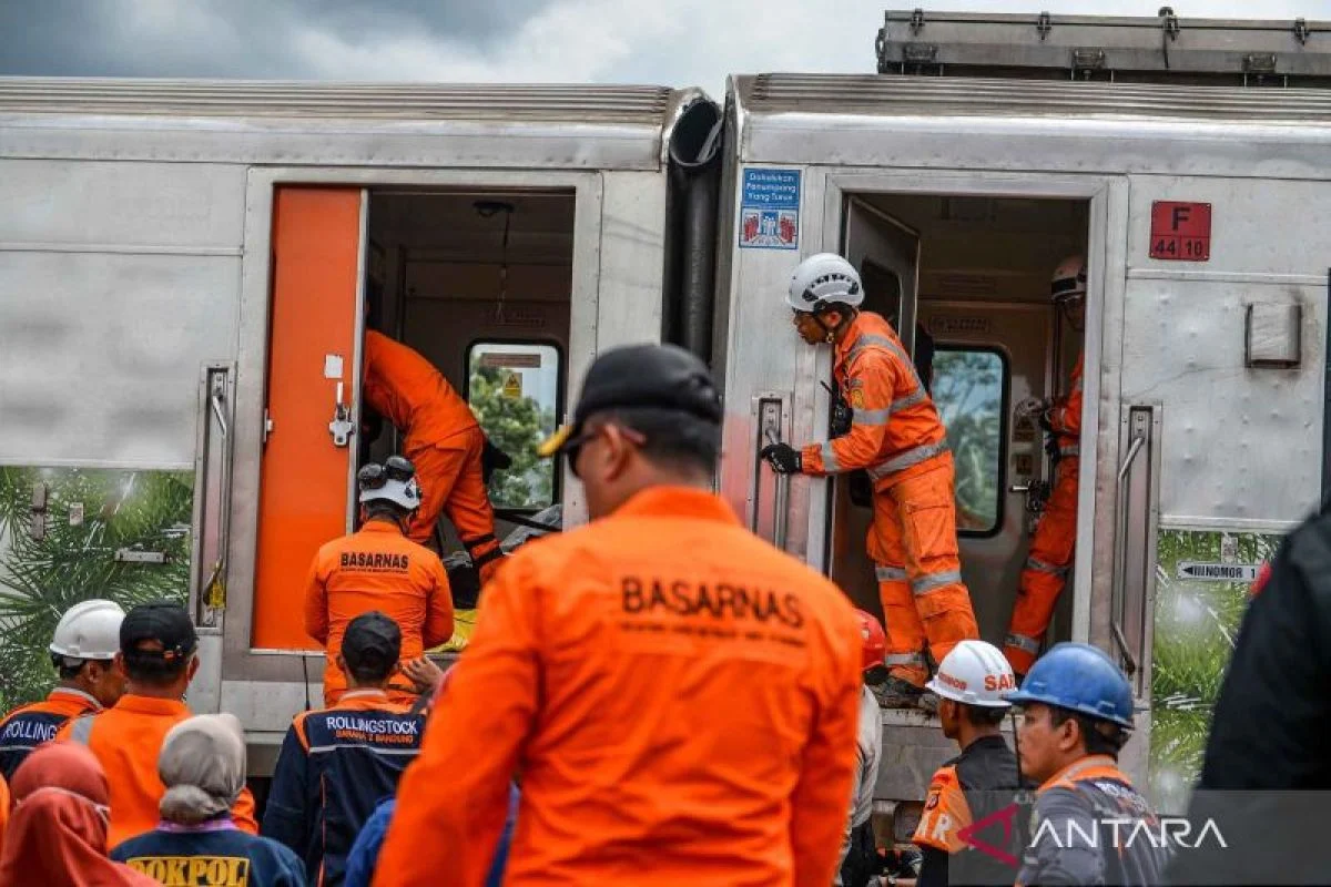 Evakuasi Kereta Bekasi Timur: Petugas Pakai Gergaji, Gerinda, dan Oksigen Selamatkan Korban