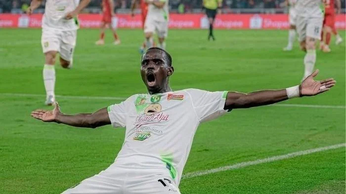 Flavio Silva Bersinar di Kaizer Chiefs, Persebaya Surabaya Terpuruk: Drama Lini Depan Green Force Mengguncang Liga