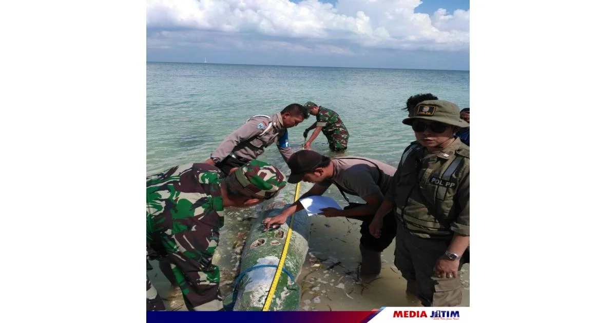 Geger! Benda Mirip Torpedo 2 Meter Ditemukan di Pantai Kangean, Sumenep