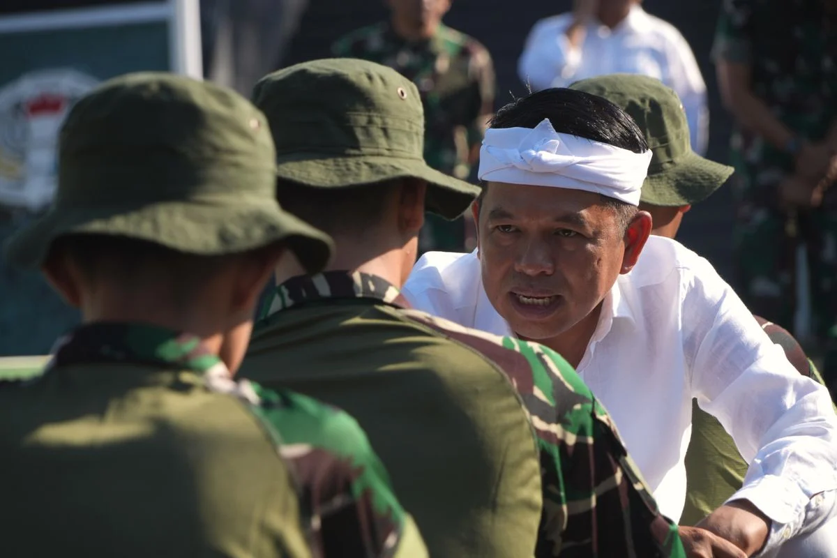 Gubernur Jawa Barat Kirim Siswa Penghina Guru ke Barak Militer: Sanksi Kerja Sosial Jadi Jalan Pendidikan Karakter