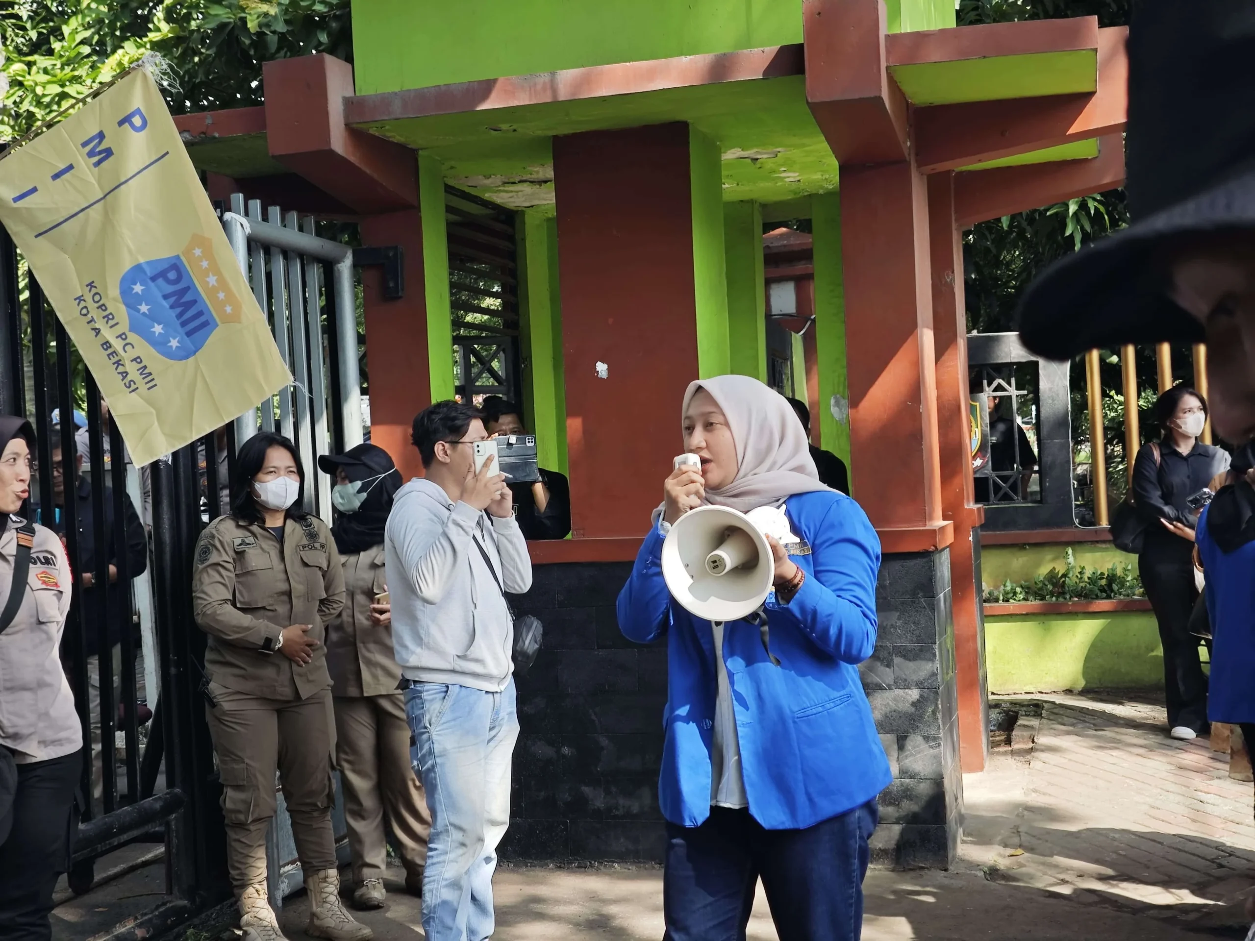 Kota Bekasi Guncang Perhatian: Kasus Kekerasan Sekolah, Persiapan Haji 445 Jamaah, dan Serangan Ikan Sapu-sapu di Kali