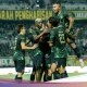 Makan-Makan Seru Persebaya Surabaya di Rumah Alfan Suaib Usai Guncang Malut United 2-0