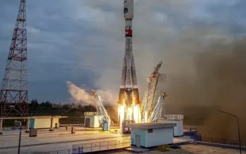 Melesat! Rusia Luncurkan Roket Soyuz-2.1b Bawa Wahana Antariksa Militer ke Orbit