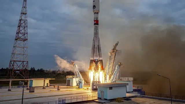 Melesat! Rusia Luncurkan Roket Soyuz-2.1b Bawa Wahana Antariksa Militer ke Orbit