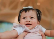 Mengungkap 7 Ekspresi Menggemaskan Baby Zealuna: Dari Senyum Ceria hingga Tatapan Serius Erica Putri Bagikan