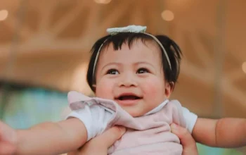 Mengungkap 7 Ekspresi Menggemaskan Baby Zealuna: Dari Senyum Ceria hingga Tatapan Serius Erica Putri Bagikan
