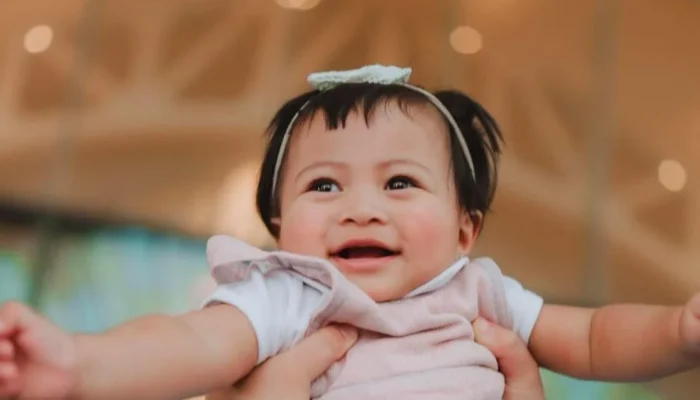 Mengungkap 7 Ekspresi Menggemaskan Baby Zealuna: Dari Senyum Ceria hingga Tatapan Serius Erica Putri Bagikan