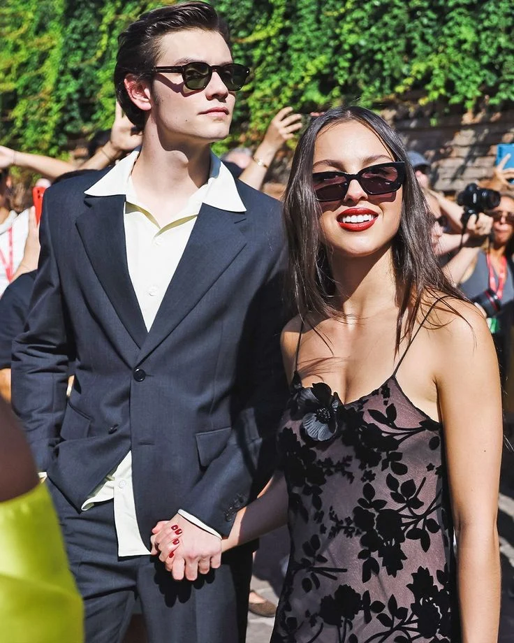 Olivia Rodrigo Ungkap Inspirasi Lagu “Drop Dead” yang Diduga tentang Louis Partridge, Geminis Asal London