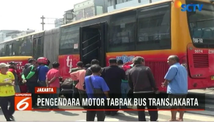 Pengendara Motor Tewas Usai Tabrak Bus TransJakarta di Halte Lenteng Agung, Jakarta Selatan