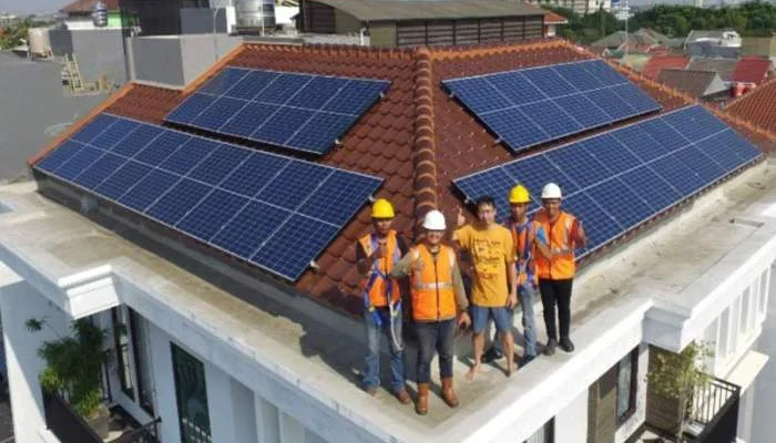 PLN Ganti 2.396 PLTD dengan Energi Surya: Jawaban atas Lonjakan Harga BBM Global