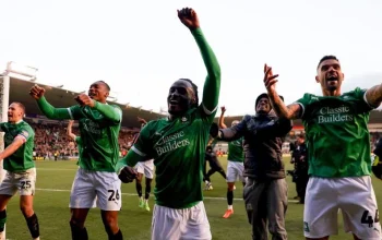 Plymouth Argyle Raih Kemenangan Dramatis 2-1 atas Port Vale dengan 10 Pemain: Bim Pepple Menjadi Pahlawan