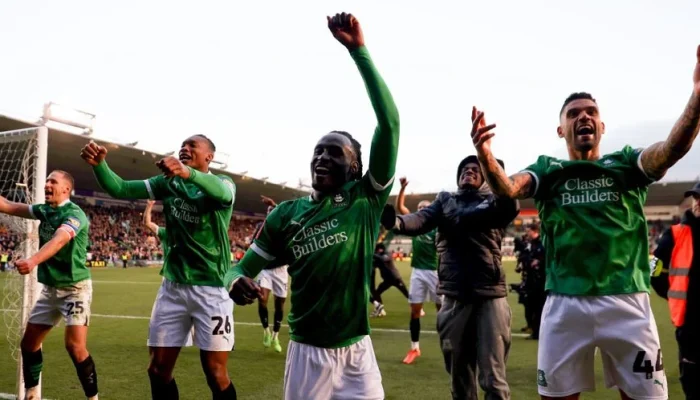 Plymouth Argyle Raih Kemenangan Dramatis 2-1 atas Port Vale dengan 10 Pemain: Bim Pepple Menjadi Pahlawan