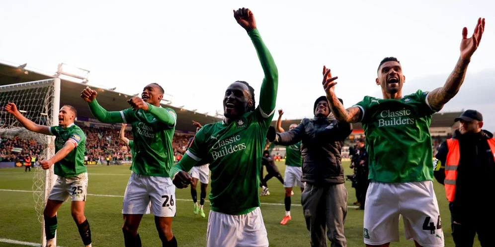 Plymouth Argyle Raih Kemenangan Dramatis 2-1 atas Port Vale dengan 10 Pemain: Bim Pepple Menjadi Pahlawan