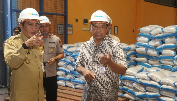 Prabowo Sidak Gudang Bulog Magelang, Pastikan Stok Beras Aman di Tengah Krisis Global