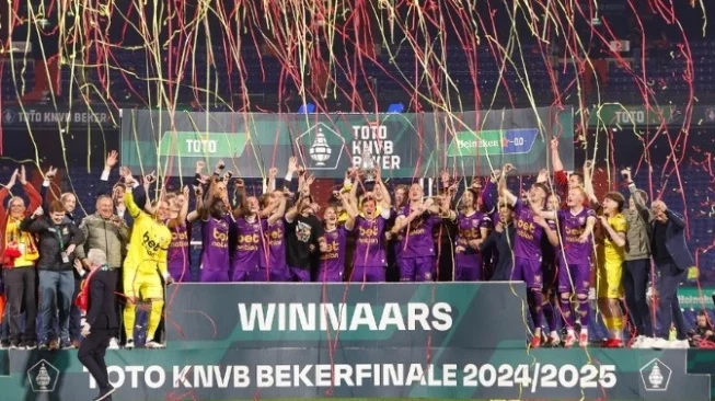 Smit Bintang Piala KNVB: AZ Alkmaar Raih Gelar Pertama 13 Tahun, Sementara Kontroversi Paspor Mengguncang KNVB