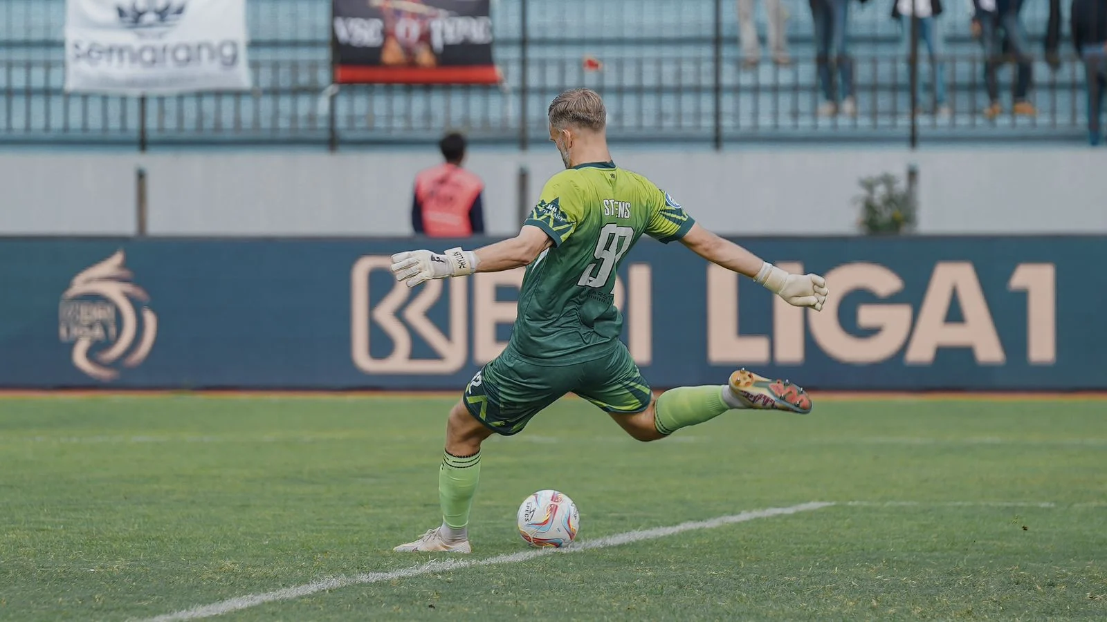 Sonny Stevens Raih 100 Penampilan Bersama Dewa United, Persib Jadi Saksi Sejarah