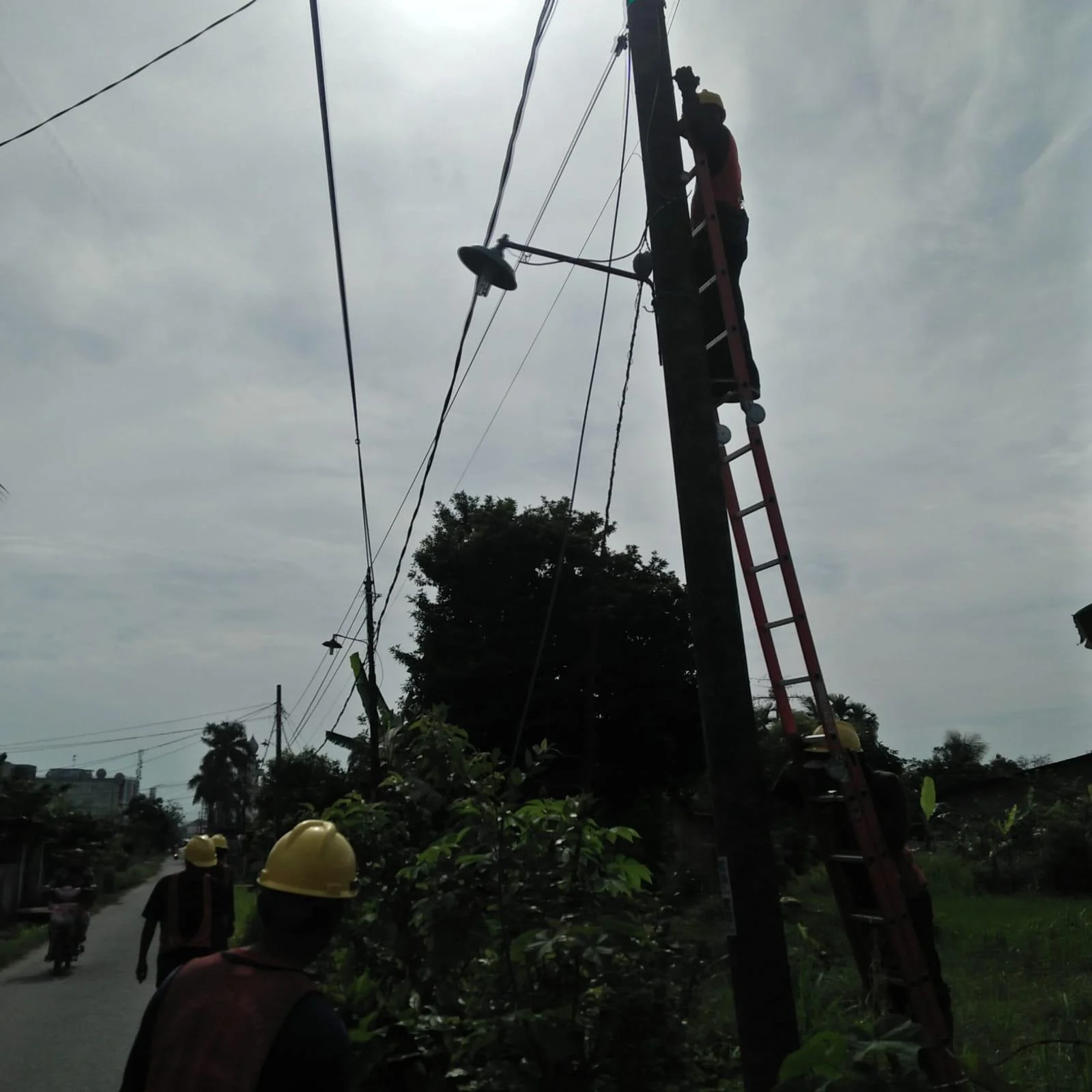 Tiang Pemancar Jatuh Hantam Dua Rumah di Jakarta Barat, Kabel Optik Tumpuk Jadi Pemicu Kecelakaan Besar
