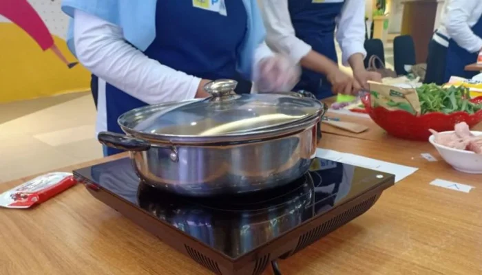 Viral! Emak-emak Masak Mi Pakai Kompor Listrik di Kereta Api, KAI Angkat Klarifikasi Hebat