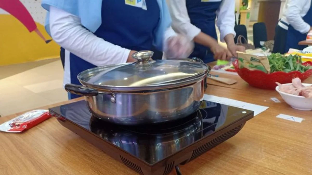 Viral! Emak-emak Masak Mi Pakai Kompor Listrik di Kereta Api, KAI Angkat Klarifikasi Hebat