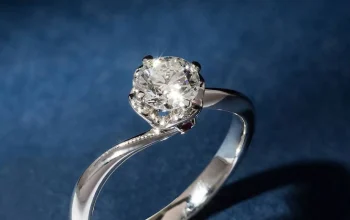 Zoë Kravitz dan Harry Styles Diduga Bertunangan Usai Tampil dengan Cincin Berlian di London