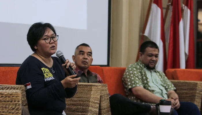 Abbie Chatfield Menghadapi Kritik dan Kontroversi: Dari Hubungan Terbuka hingga Isu Politik