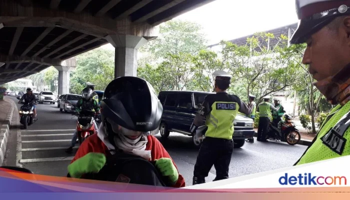 AKBP Polda Kalsel Diperiksa Propam Usai Viral Isap Rokok Sambil Nyetir Mobil Dinas