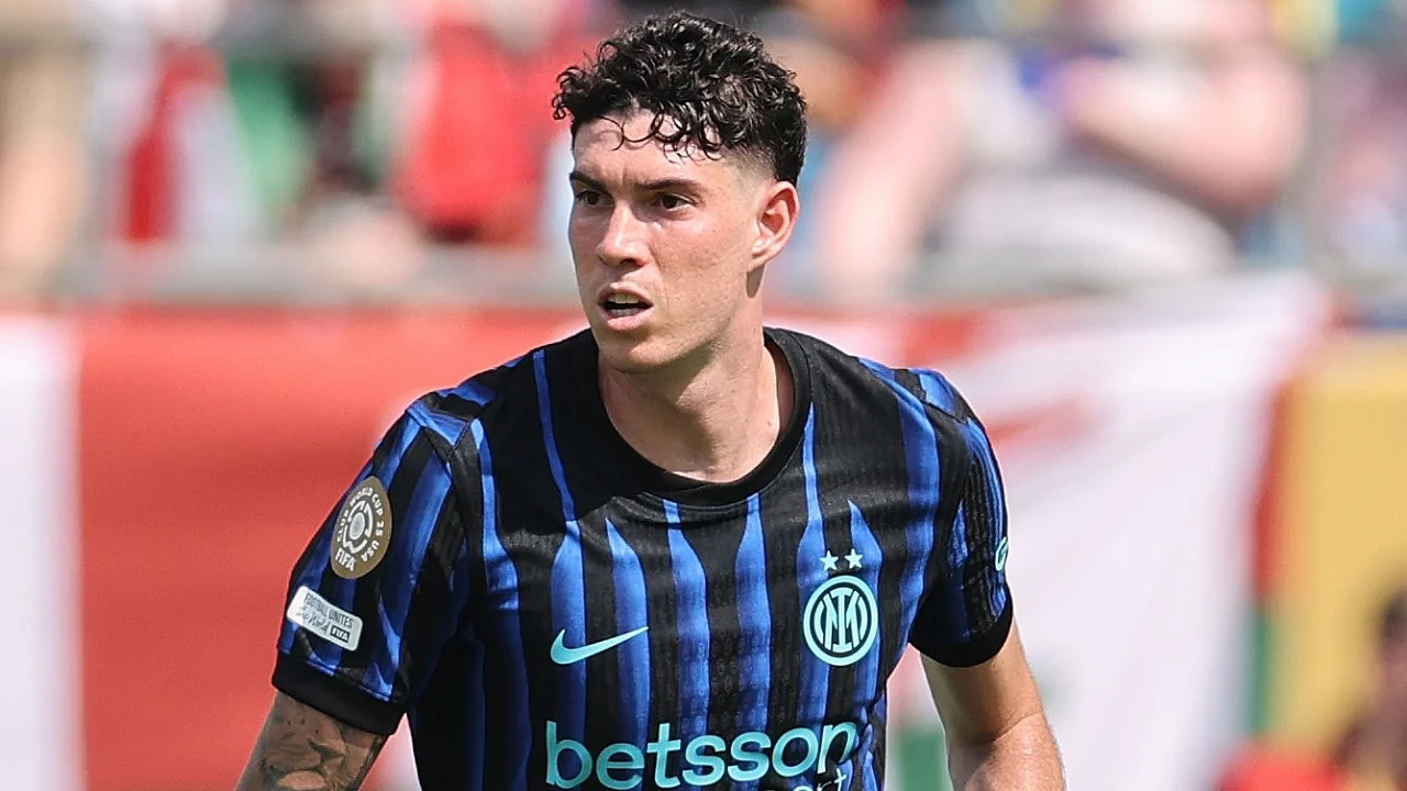 Alessandro Bastoni Dibidik Barcelona, Tapi Hansi Flick Punya Pendapat Lain