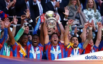 Crystal Palace Raih Trofi Conference League, Andoni Iraola Diburu Banyak Klub