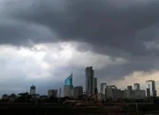 Cuaca Hari Ini: Surabaya Cerah hingga Berawan, Jakarta Diguyur Hujan