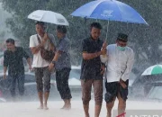 Cuaca Indonesia Hari Ini: Hujan Guyur Kota Besar, Warga Diminta Waspada